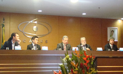 Componentes da mesa de debates 1 (Crédito: Alice Oliveira - CGPP/CAPES) Componentes da mesa de debates 1 (Crédito: Alice Oliveira - CGPP/CAPES)