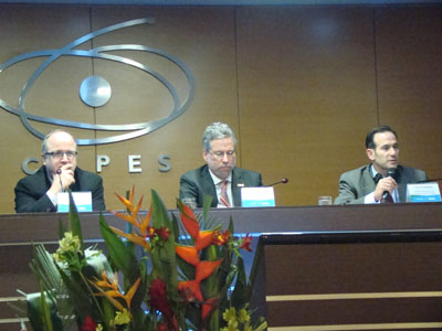 Componentes da mesa de debates 2 (Crédito: Alice Oliveira - CGPP/CAPES) Componentes da mesa de debates 2 (Crédito: Alice Oliveira - CGPP/CAPES)