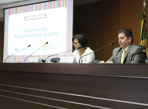 O evento foi aberto pela coordenadora-geral do Portal de Periódicos, Patrícia Silva, e pelo diretor de Educação à Distância da CAPES, Carlos Lenuzza (Foto: GCPP/CAPES)