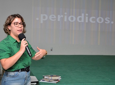 A bibliotecária Mariana Castro, do Portal de Periódicos da CAPES, ministrou treinamento para usuários da UFTM (Foto: Vitor Masson/UFTM)