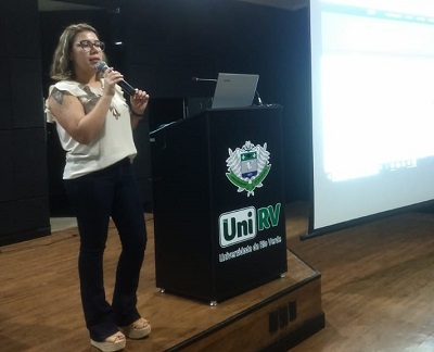 A bibliotecária Mariana Castro, do Portal de Periódicos da CAPES, ministrou os treinamentos (Foto: UniRV)