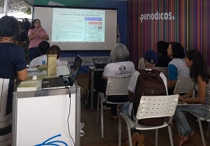 Usuários surdos contaram com a presença de uma intérprete de libras da UFMS na quarta-feira (24) (Foto: CGPP/CAPES)