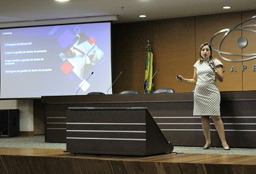 A dra. Maíra Murrieta Costa falou sobre dados científicos abertos (Foto: CGPP/CAPES)