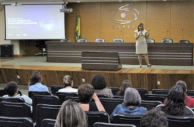 A bibliotecária e doutora em Ciência da Informação defende a criação de uma política nacional sobre o tema (Foto: CGPP/CAPES)