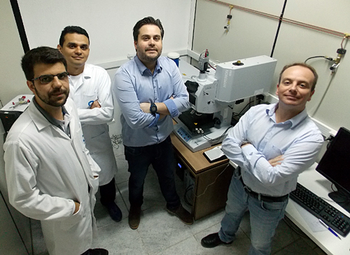 João Perbone (E) e equipe criaram um método para estudar reações do etanol (Foto: Acervo pessoal)