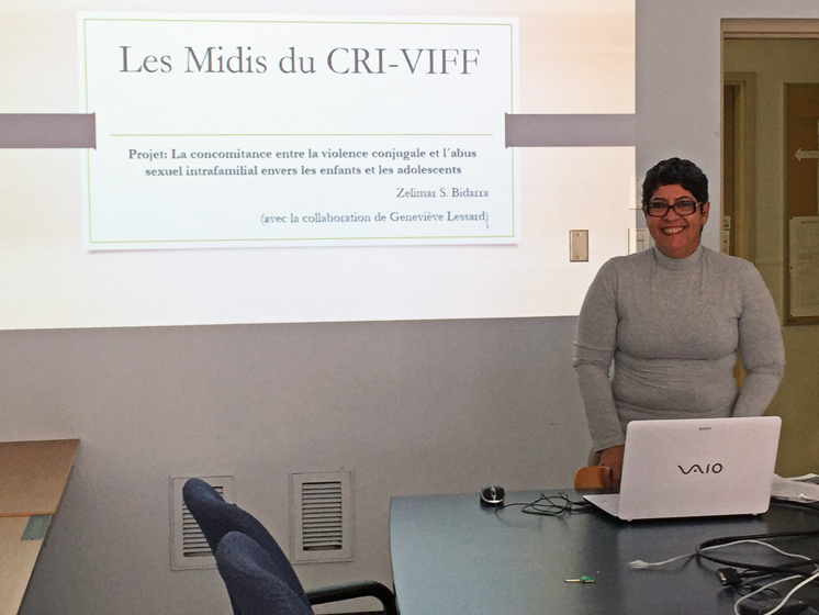 Como encerramento do estágio de pesquisa, a professora brasileira realizou uma conferência para a comunidade de pesquisadores canadenses (Foto: acervo pessoal)