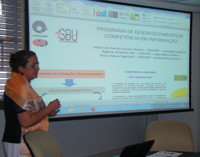 Concurso de Pôsteres: apresentação do trabalho Programa de desenvolvimento de competência em informação (Foto: Alice Oliveira - CGPP/CAPES)