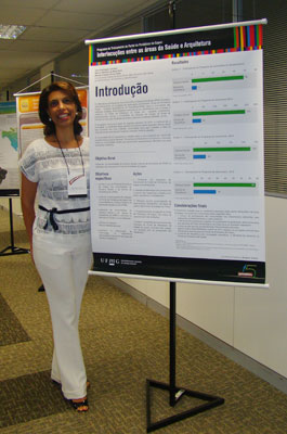 Concurso de Pôsteres: apresentação do trabalho Programa de treinamento no Portal de Periódicos da Capes: interlocuções entre áreas da Saúde e Arquitetura (Foto: Alice Oliveira - CGPP/CAPES)