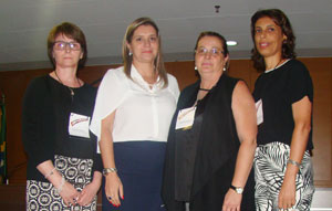 A Coordenadora Geral do Portal de Periódicos, Elenara Chaves Edler de Almeida (de camisa branca), entregou os certificados a Jane Guirardo, da UFMG, Valéria Martins, da UNICAMP, e Mariza Talim, da UFMG (Foto: Alice Oliveira - CGPP/CAPES)