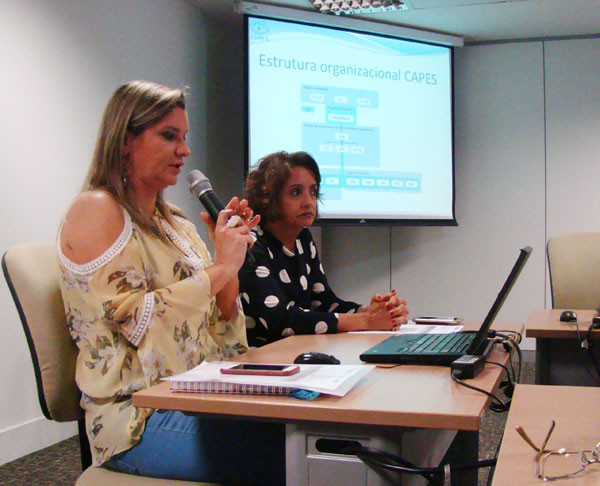A coordenadora-geral do Portal de Periódicos, Elenara Almeida, e a bibliotecária Elaine Pereira de Souza (Foto: CGPP/CAPES)