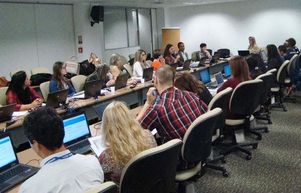 Ao longo da semana, o grupo se concentrou em realizar análise do conteúdo assinado, elaboração de notas técnicas e treinamento no sistema de coleções do Portal (Foto: CGPP/CAPES)