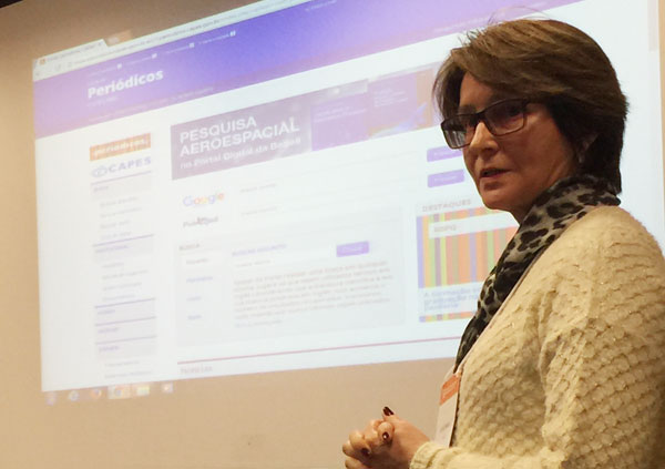 Jane Guirado, help desk do Portal de Periódicos, foi uma das responsáveis pela oficina (Foto: CGPP/CAPES)