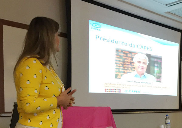 A coordenadora-geral do Portal de Periódicos, Elenara Almeida, iniciou a conferência com dados da evolução histórica do programa, missão e objetivos (Foto: CGPP/CAPES)