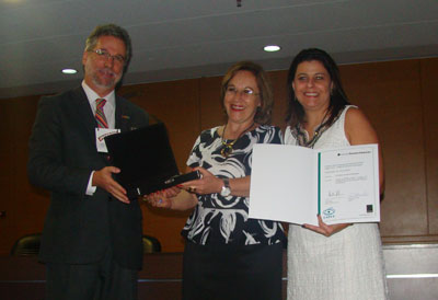 O Diretor de Programas e Bolsas no País da Capes, Márcio de Castro Silva Filho, a professora Eliane Lourdes da Silva Moro, da Universidade Federal do Rio Grande do Sul, e a Vice-Presidente da Emerald, Valéria Garcia (Foto: Alice Oliveira - CGPP/CAPES)