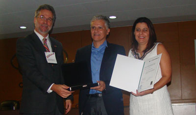 O Diretor de Programas e Bolsas no País da Capes, Márcio de Castro Silva Filho, o professor Paulo Augusto Cauchick Migues, da Universidade Federal de Santa Catarina, e a Vice-Presidente da Emerald, Valéria Garcia (Foto: Alice Oliveira - CGPP/CAPES)