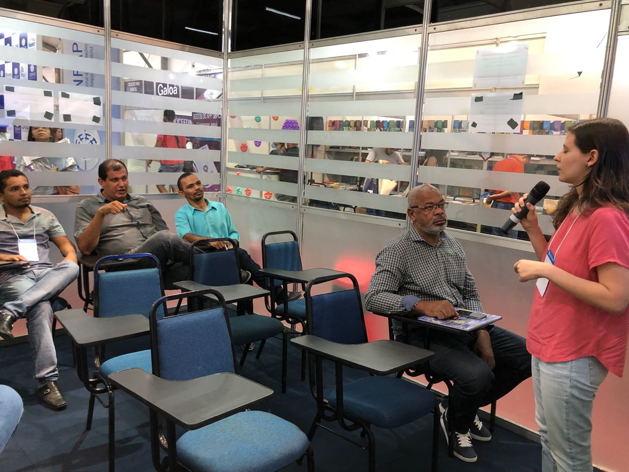 Participantes recebem informações sobre tipos de busca e outros recursos (Foto: CCS/CAPES)